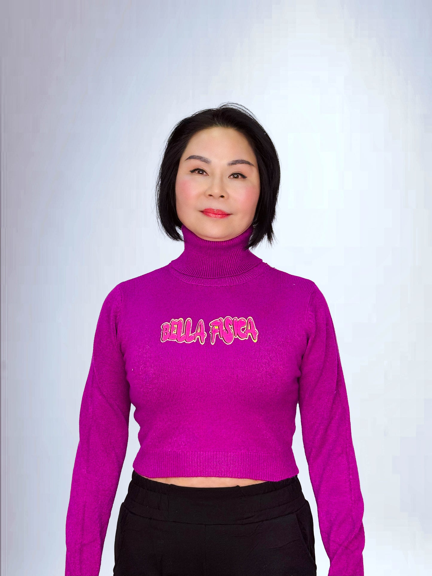 Maglione Crop con Collo Alto e Dettaglio Logo Neon