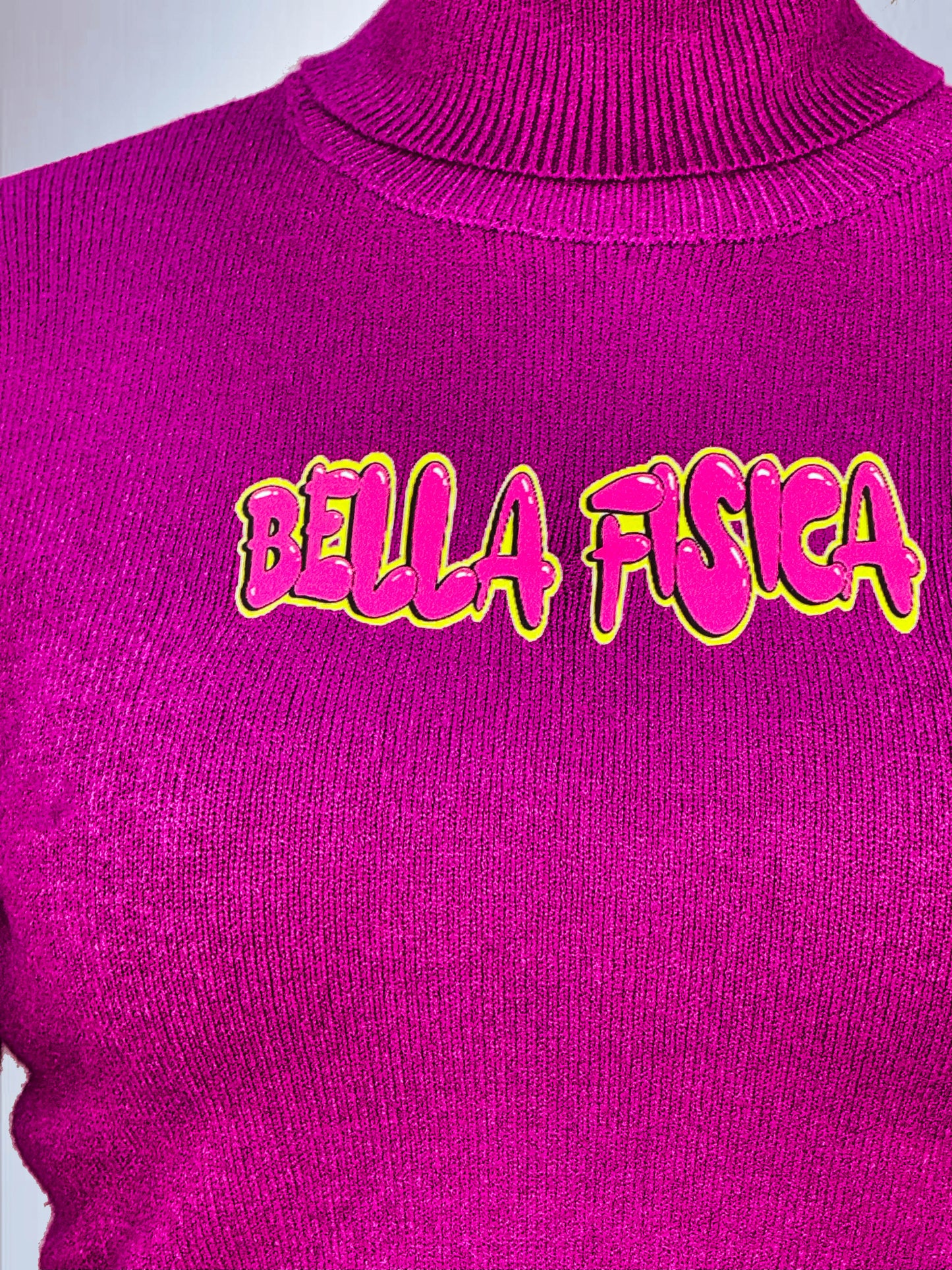 Maglione Crop con Collo Alto e Dettaglio Logo Neon