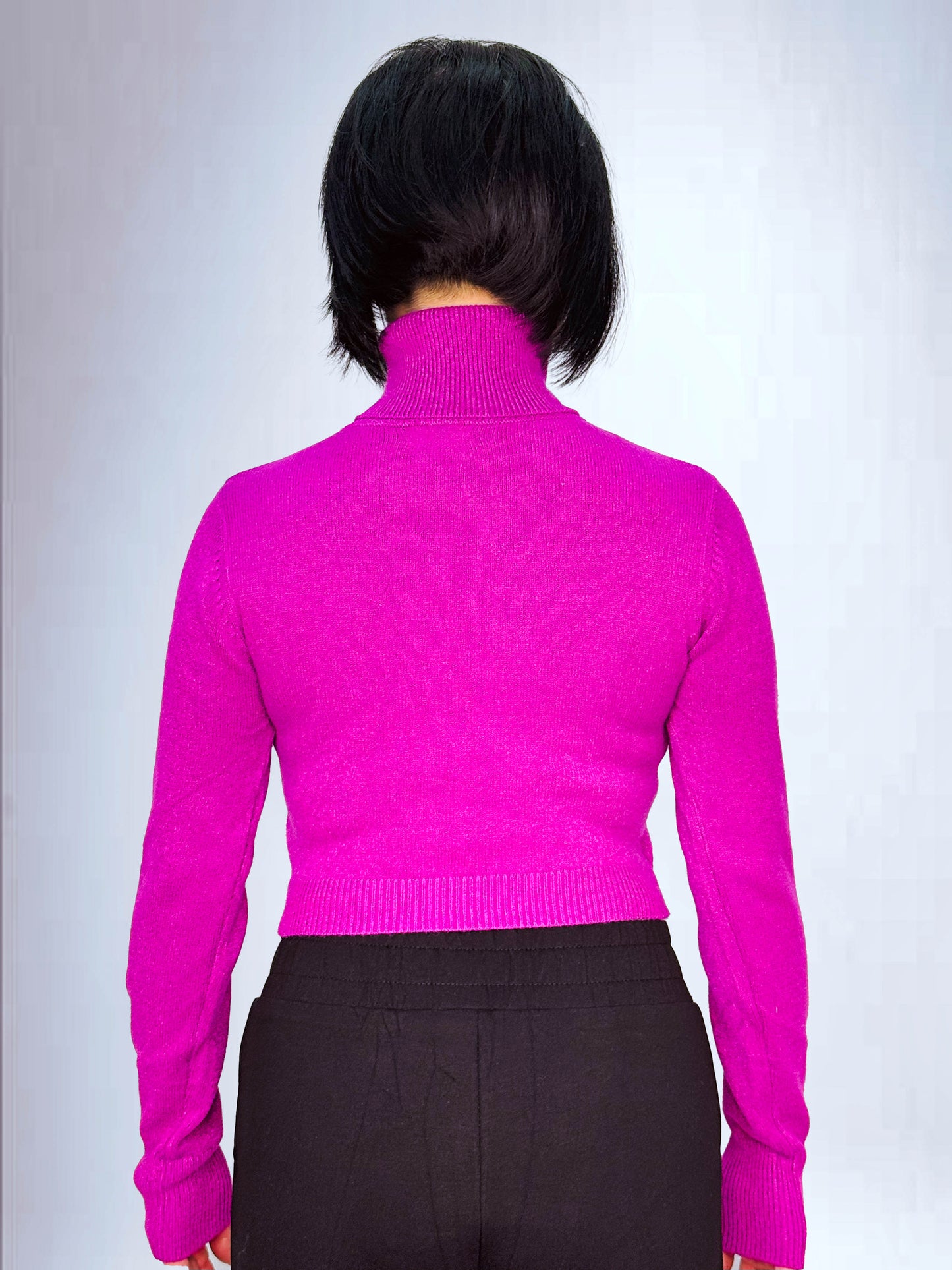 Maglione Crop con Collo Alto e Dettaglio Logo Neon