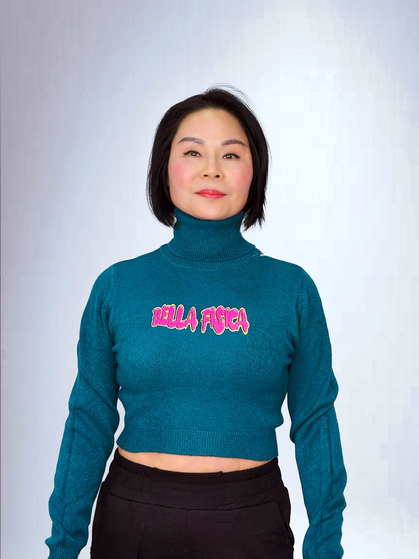 Maglione Crop con Collo Alto e Dettaglio Logo Neon