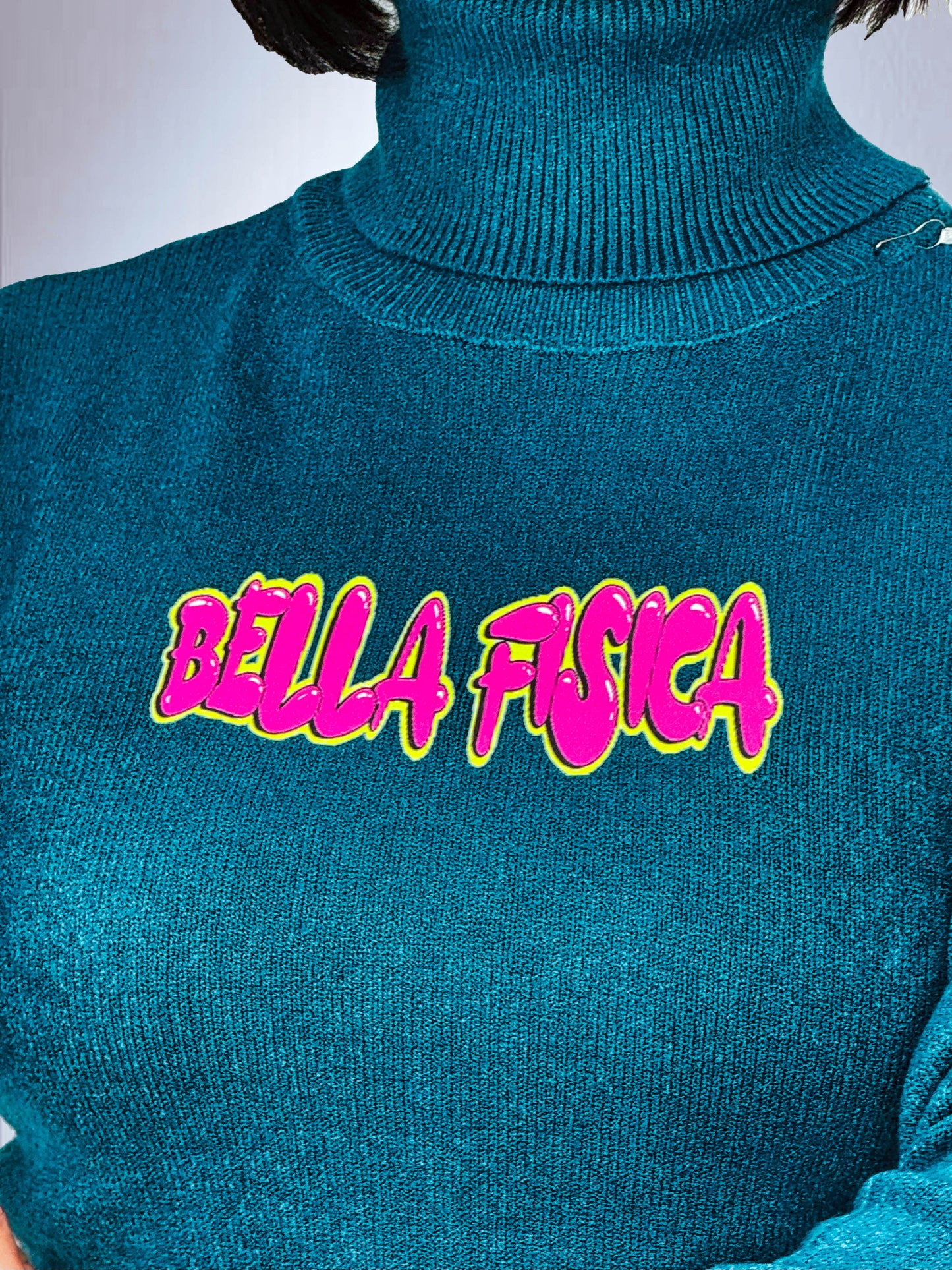 Maglione Crop con Collo Alto e Dettaglio Logo Neon