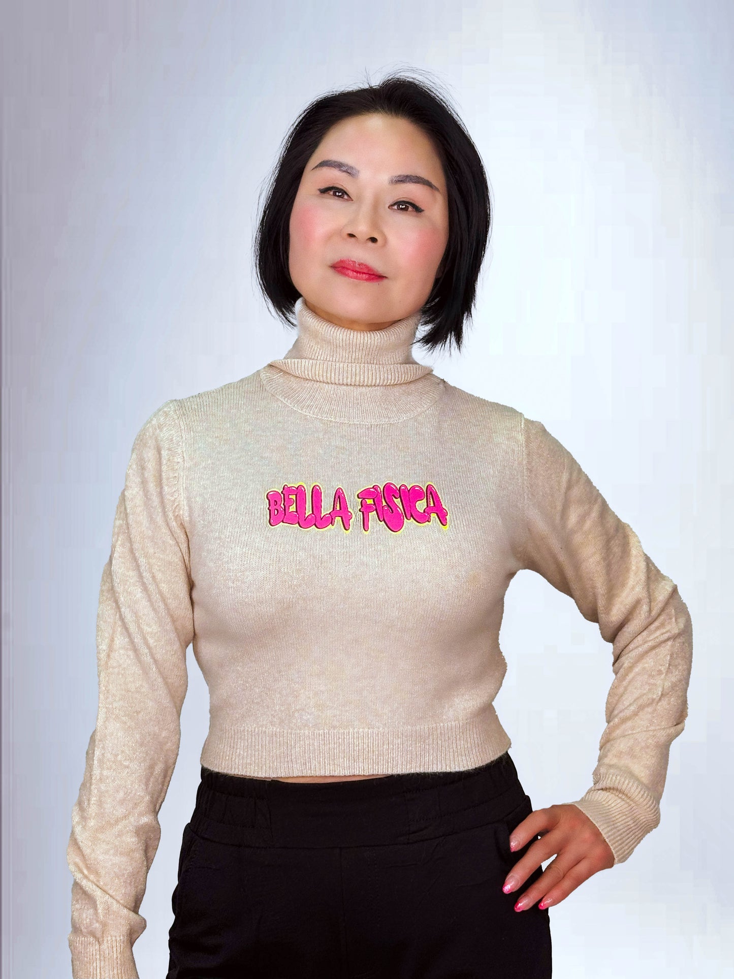 Maglione Crop con Collo Alto e Dettaglio Logo Neon