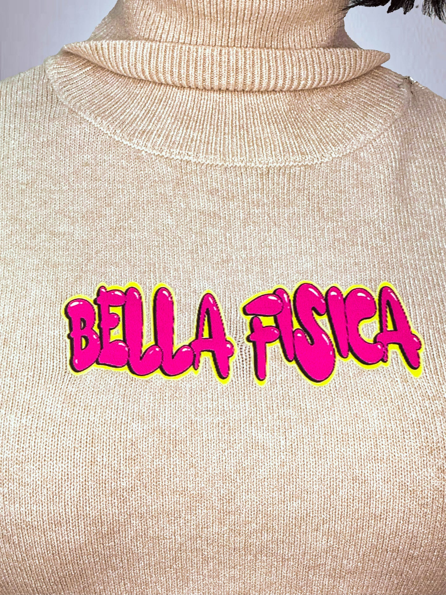 Maglione Crop con Collo Alto e Dettaglio Logo Neon