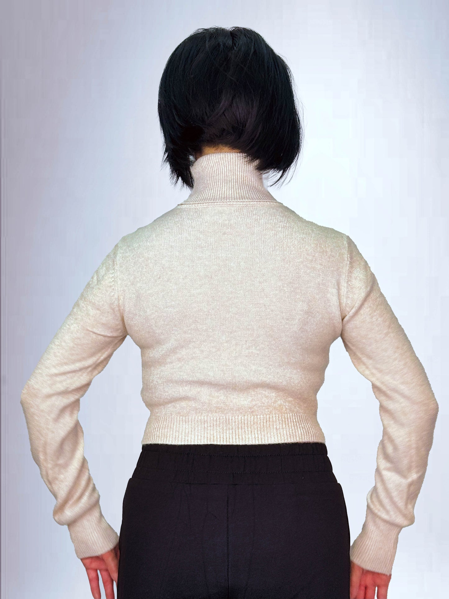 Maglione Crop con Collo Alto e Dettaglio Logo Neon