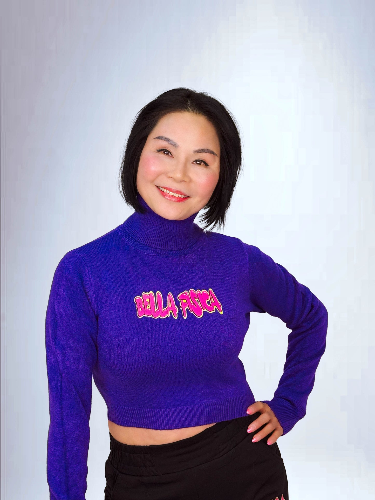 Maglione Crop con Collo Alto e Dettaglio Logo Neon