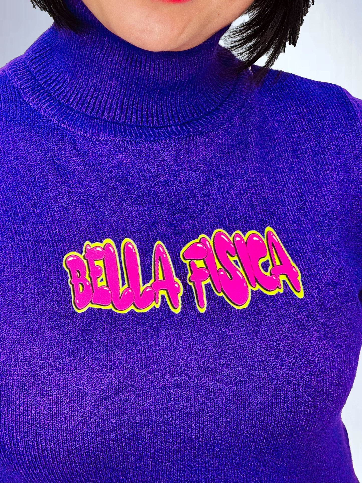 Maglione Crop con Collo Alto e Dettaglio Logo Neon