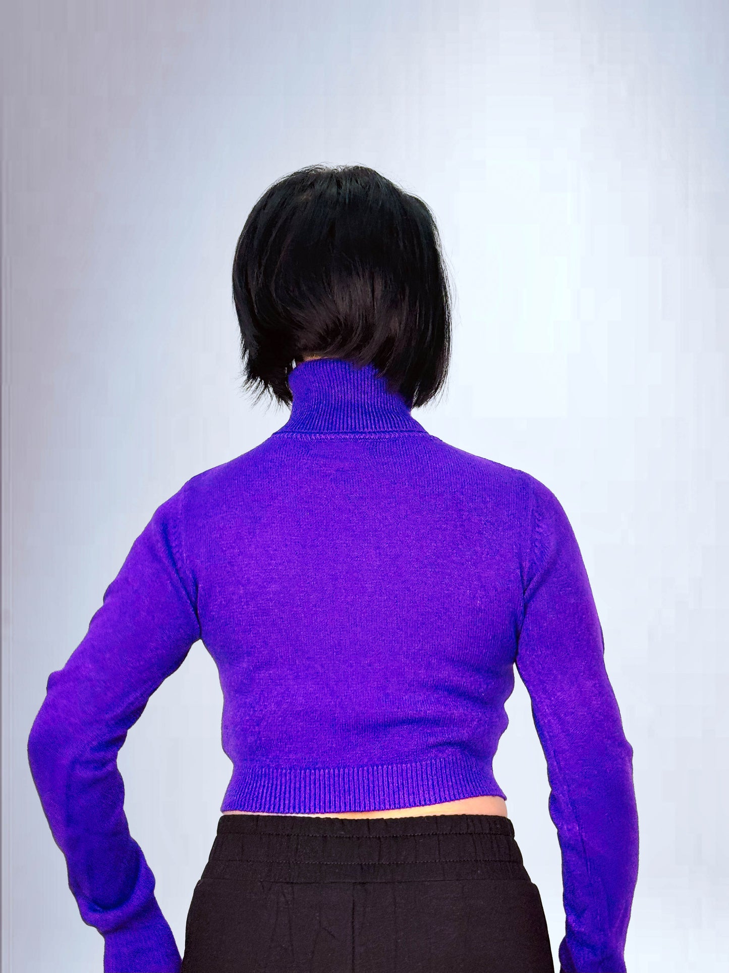 Maglione Crop con Collo Alto e Dettaglio Logo Neon