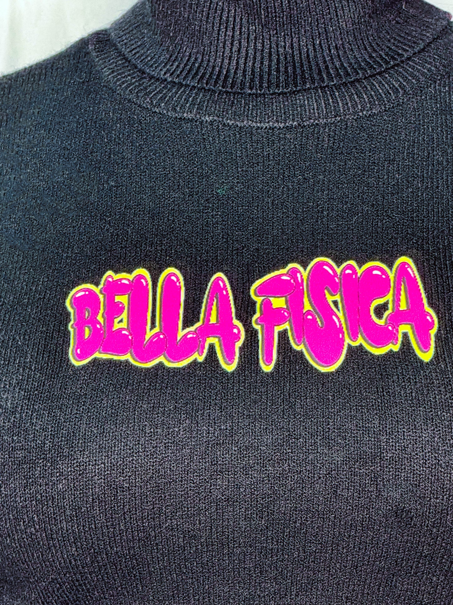 Maglione Crop con Collo Alto e Dettaglio Logo Neon
