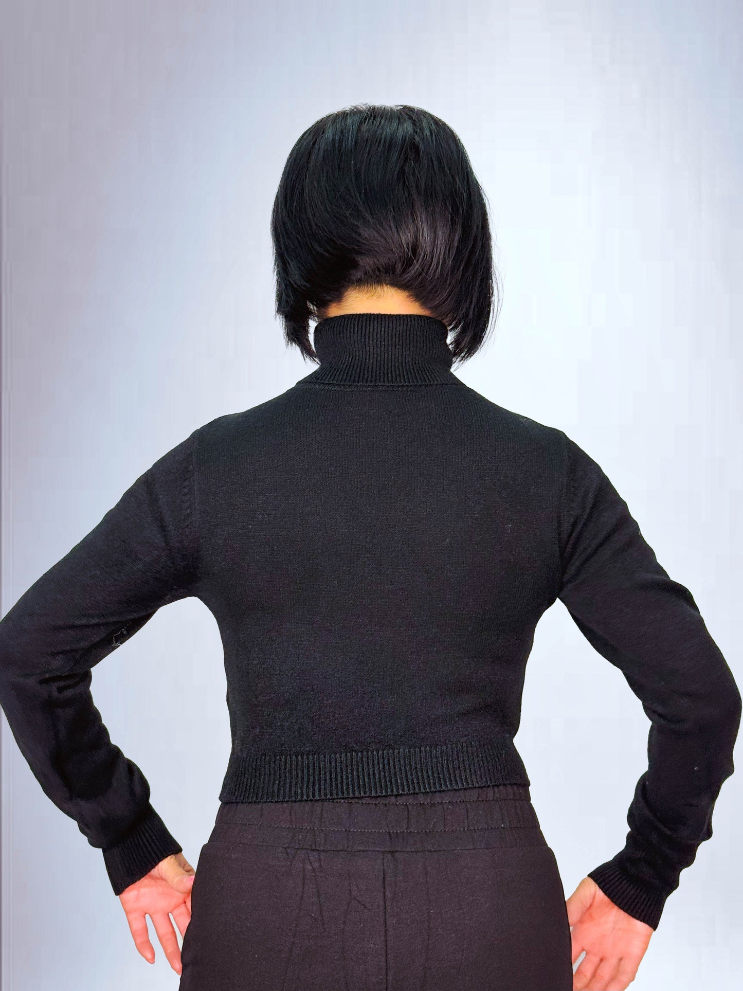 Maglione Crop con Collo Alto e Dettaglio Logo Neon